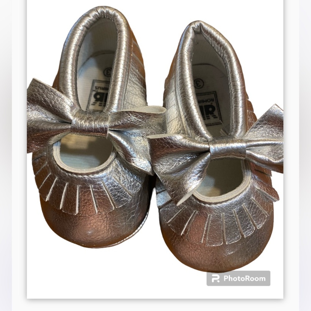 Romirus baby size 3 shoe. Silver bow & tassels. Metallic pebble faux leather.